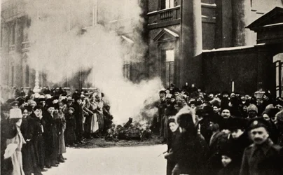 Brûler les emblèmes de la royauté, 1917